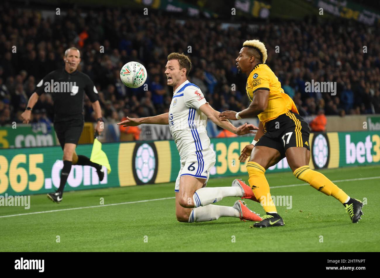 Adama Traore di Wolverhampton Wanderers e Jonny Evans di Leicester City. Wolverhampton Wanderers / Leicester City a Molineux 25/09/2018 - Coppa Carabao Foto Stock