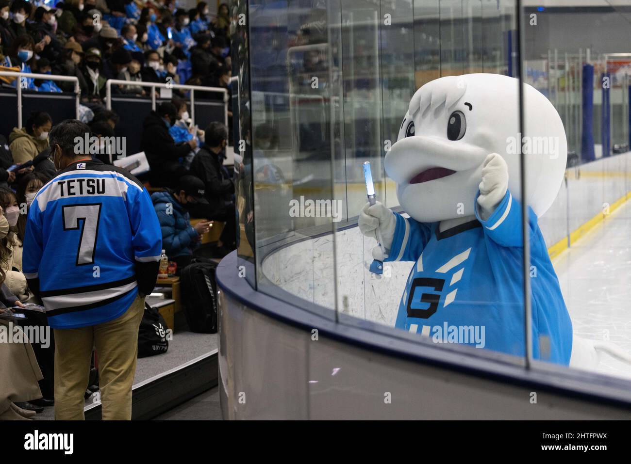 Yokohama, Giappone. 26th Feb 2022. Yokohama grits mascotte Guruga la balena beluga interagisce con i tifosi durante il Grits Yokohama vs HC Tochigi Nikko IceBucks Asia League Ice Hockey's Japan Cup nel Kosé Shin-Yokohama Skate Center.il 26th e 27th febbraio 2022, nel Kosé Shin-Yohama Skate Center, Si sono tenute le partite della Japan Cup di hockey su ghiaccio della Lega Asia tra Yokohama Grits e HC Tochigi Nikko IceBucks. La prima partita si è conclusa alle 6:0 per gli IceBucks e la seconda partita è stata presa anche dai visitatori con le 8:2. Credit: SOPA Images Limited/Alamy Live News Foto Stock