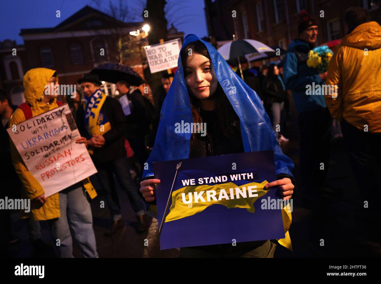 Leicester, Leicestershire, Regno Unito. 28th febbraio 2022. Un dimostratore assiste a una veglia dopo che il presidente russo Vladimir Putin ha ordinato l'invasione dell'Ucraina. Centinaia di persone si sono radunate fuori dal Municipio per dimostrare il loro sostegno all'Ucraina. Credit Darren Staples/Alamy Live News. Foto Stock