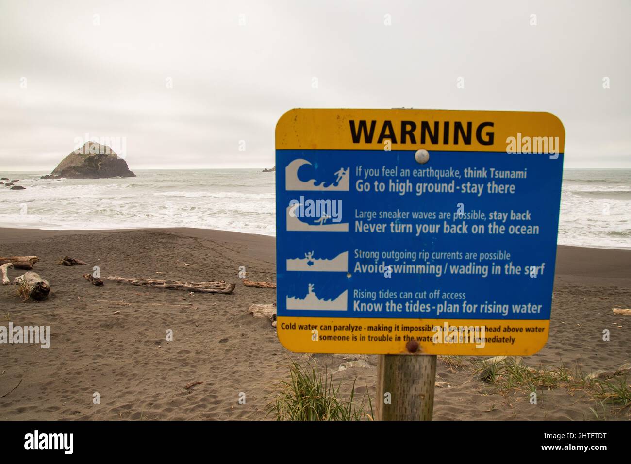 Un cartello sulla costa pacifica della California avverte dei pericoli dello tsunami in caso di terremoto e fornisce istruzioni di sicurezza. Foto Stock