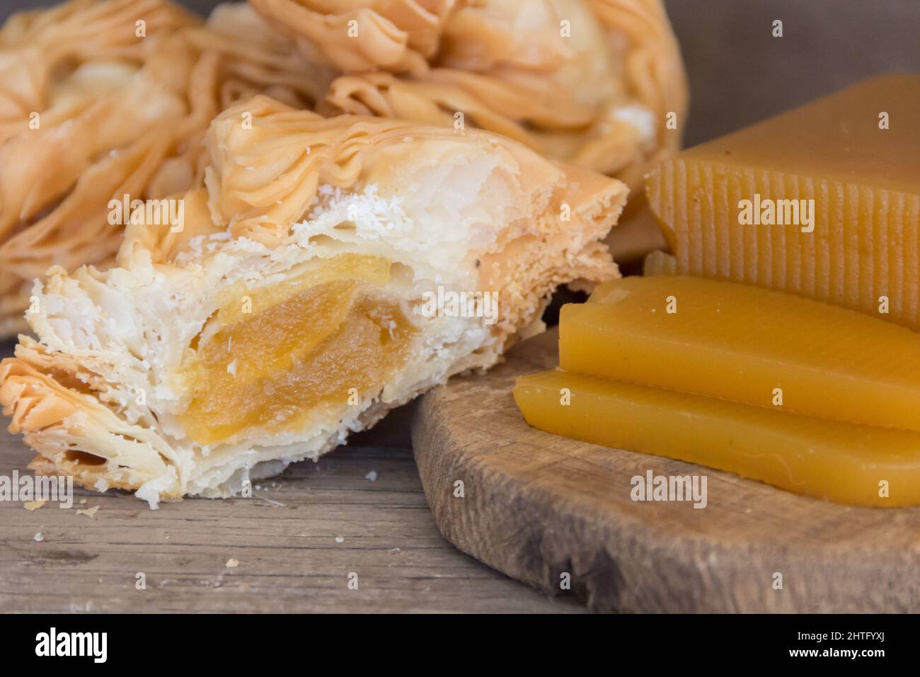 dolci fritti di pasta sfoglia, ripieni di patate dolci e pasta di mele cotogne. Foto Stock