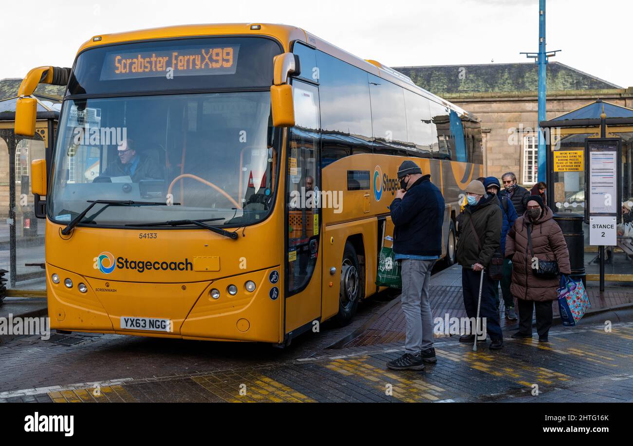 9 febbraio 2022. Stazione degli autobus, Inverness, Highlands, Scozia. Si tratta di persone che si imbarcarsi sul bus Stagecoach per raggiungere il traghetto Scrabbster. Foto Stock