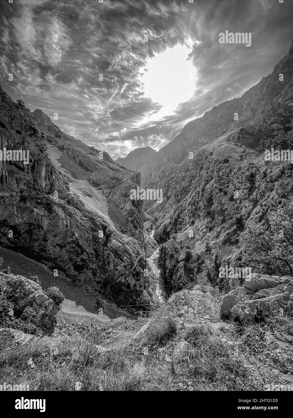 Foto verticale in scala di grigi del famoso sentiero Cares, Parco Nazionale Picos de Europa, Spagna Foto Stock