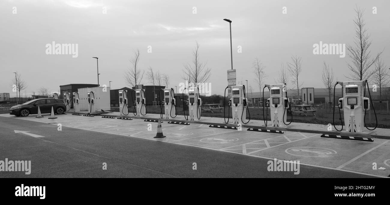 Punti di ricarica per auto elettriche (EV BEV Hybrid) presso la stazione di servizio dell'autostrada di Rugby sulla M6 Foto Stock