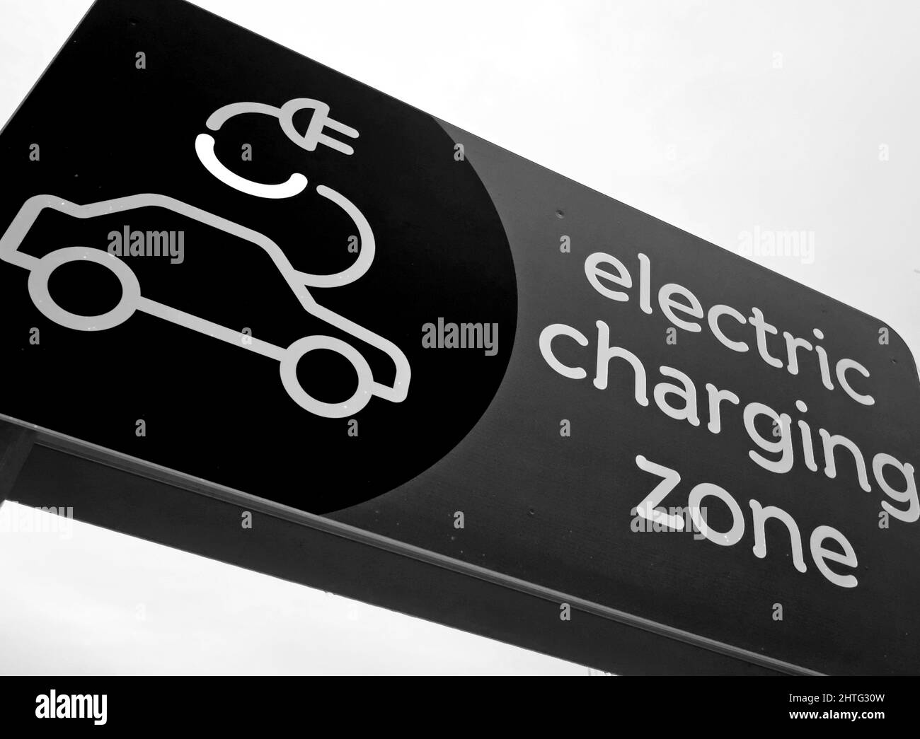 Punti di ricarica per auto elettriche (EV BEV Hybrid) presso la stazione di servizio dell'autostrada di Rugby sulla M6 Foto Stock