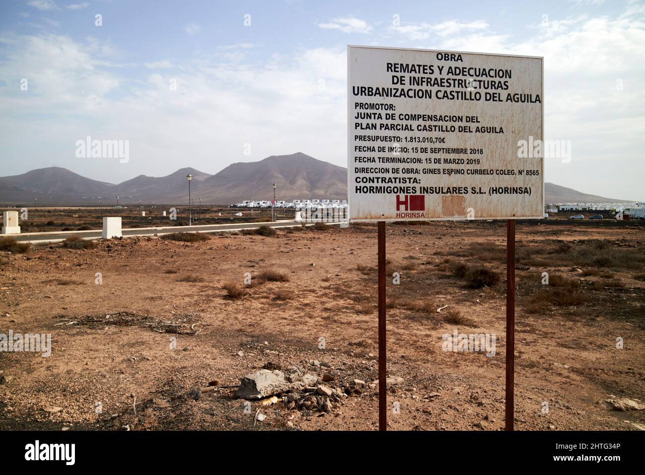 Villa incompiuta sviluppo resort con strada e illuminazione infrastruttura in luogo Lanzarote, isole canarie, spagna Foto Stock