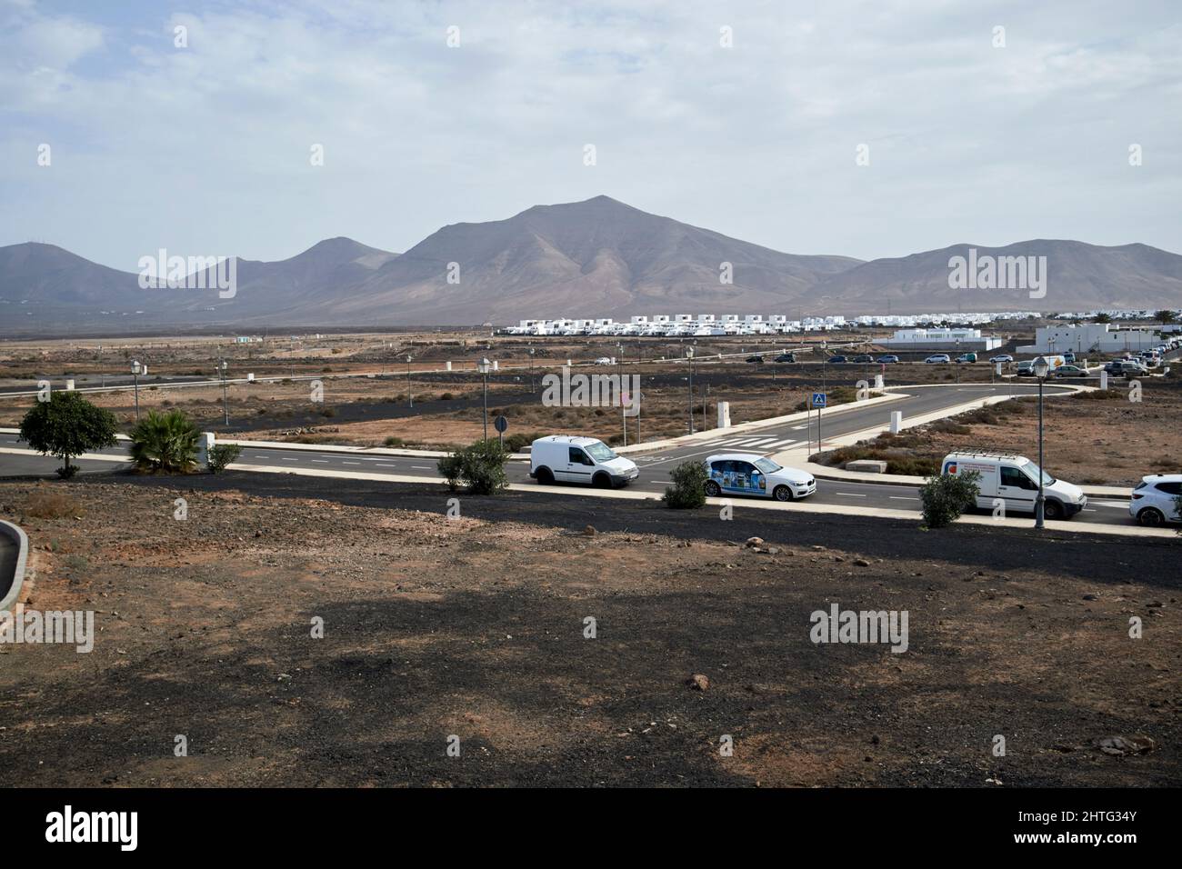 Villa incompiuta sviluppo resort con strada e illuminazione infrastruttura in luogo Lanzarote, isole canarie, spagna Foto Stock