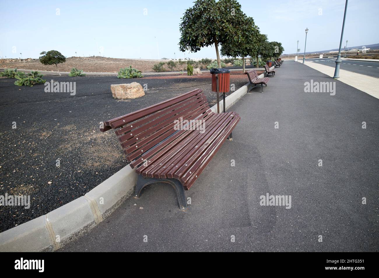 Spazi all'aperto e giardini di villa incompiuta resort sviluppo con strada e illuminazione infrastruttura in luogo Lanzarote, isole canarie, spagna Foto Stock