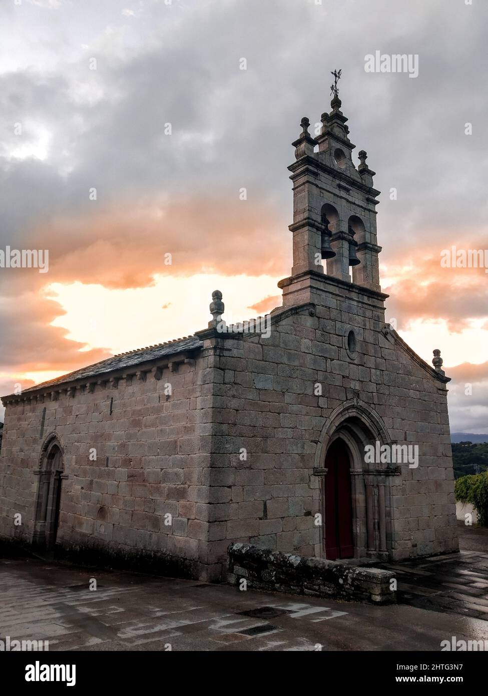 Colpo verticale di una piccola chiesa galiziana all'alba Foto Stock