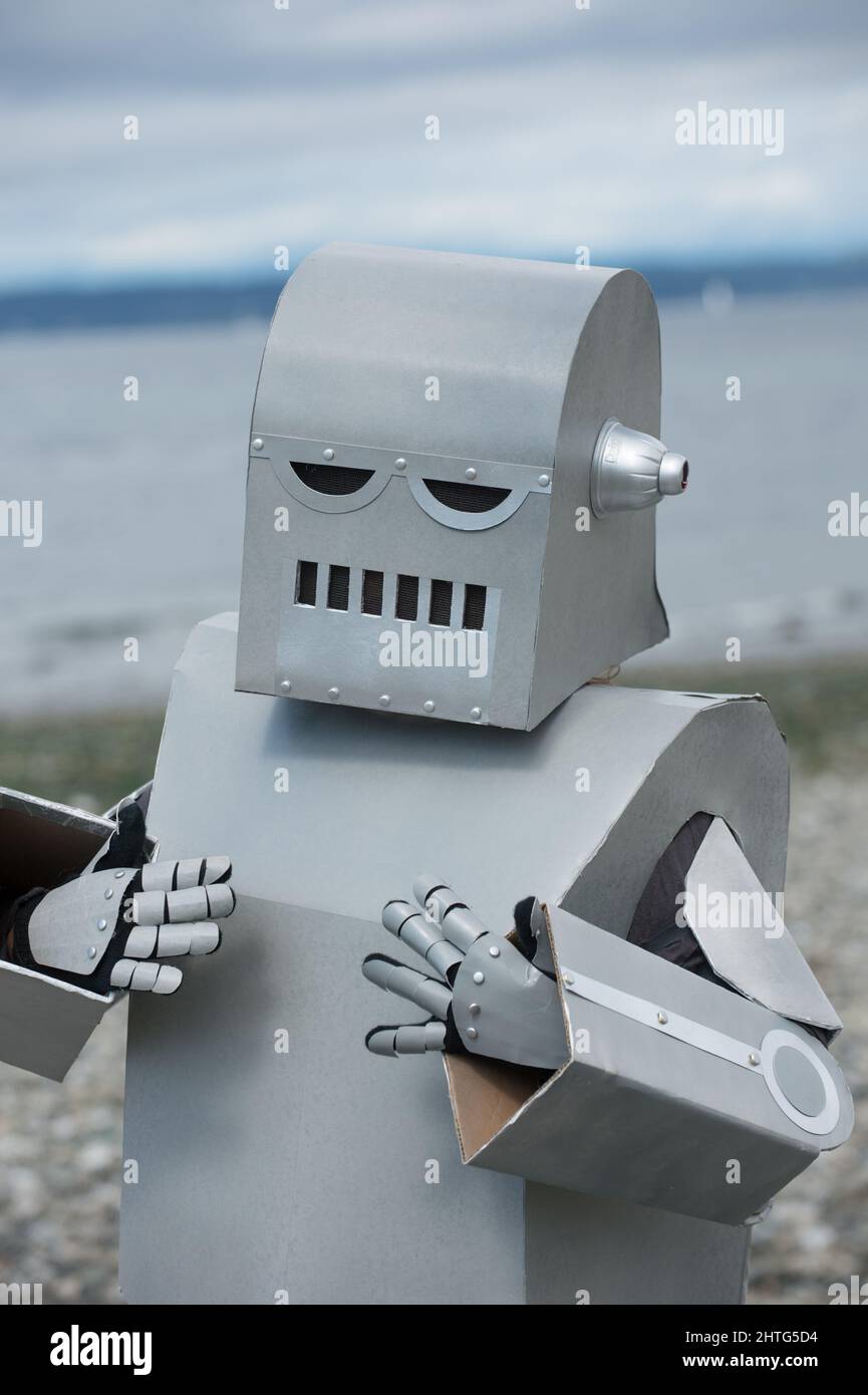 Il robot fatto in casa è espressivo mentre si trova sulla spiaggia. Robot gesturante. Robot emozionale parlare. Robo-ADVISOR. Foto Stock