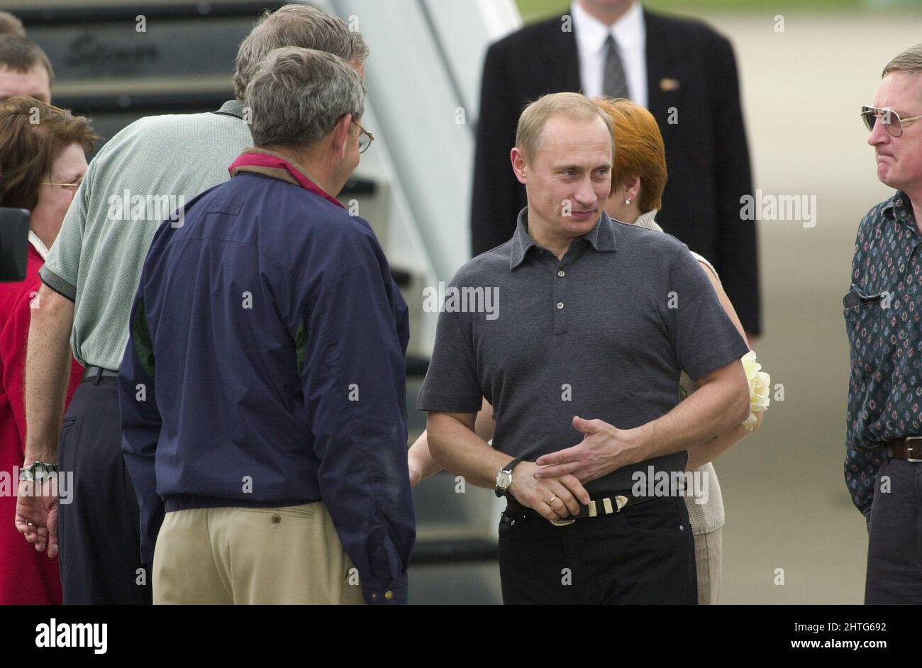 Il presidente russo VLADIMIR PUTIN e la moglie LYUDMILA PUTINA arrivano all'aeroporto di Waco per un vertice di due giorni con il presidente GEORGE W. BUSH (non mostrato) al ranch Bush's Crawford, Texas. I due leader hanno discusso della proliferazione delle armi nucleari e delle prospettive di pace nel mondo a seguito degli attacchi del 9/11 un mese prima. Foto Stock