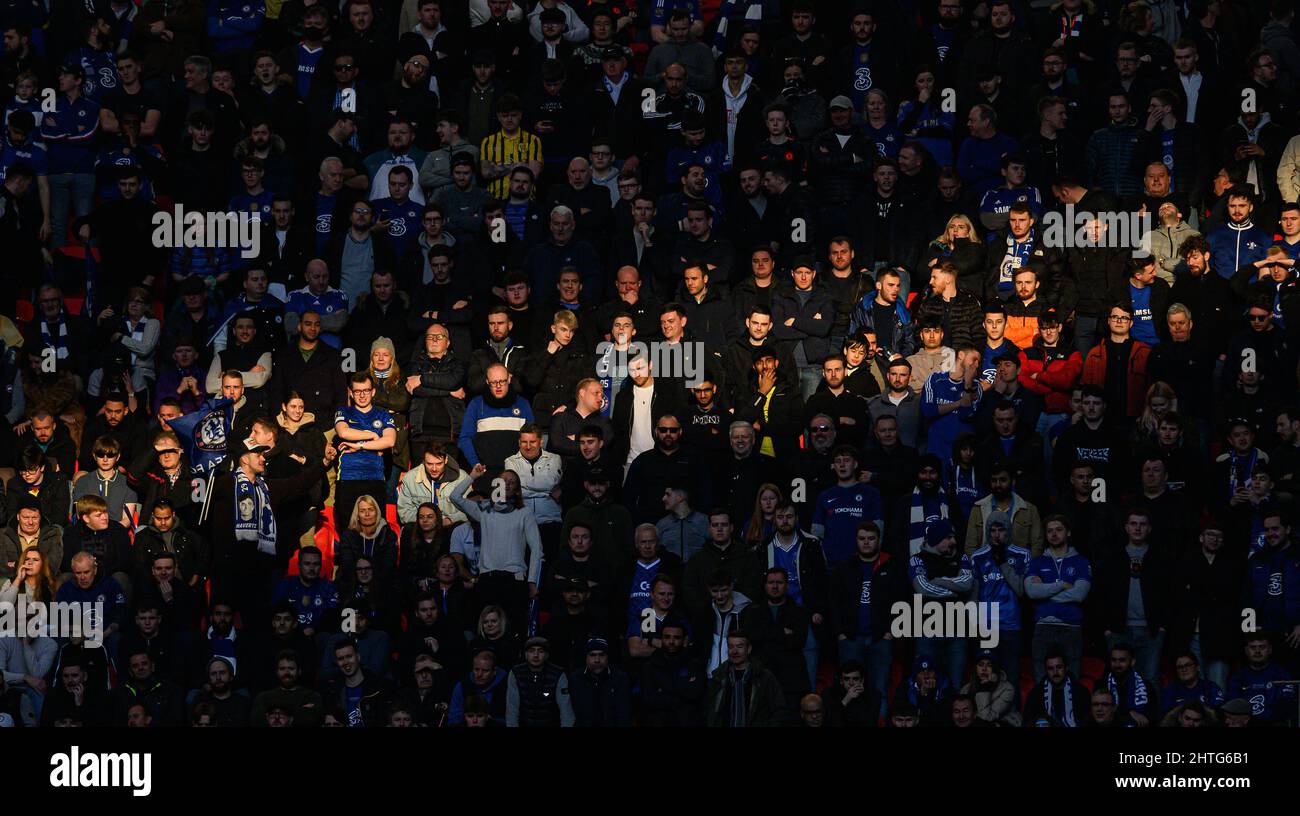 27 Febbraio 2022 - Chelsea / Liverpool - Coppa Carabao - finale - Wembley Stadium gli appassionati di calcio guardano la finale della Coppa Carabao al Wembley Stadium. Picture Credit : © Mark Pain / Alamy Live News Foto Stock