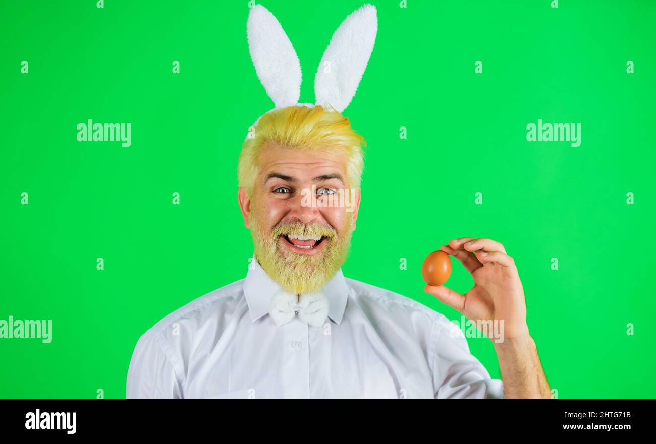 Buona Pasqua. Caccia alle uova. Uomo baccato con uovo. Ragazzo coniglietto. Preparazione per la Pasqua. Foto Stock