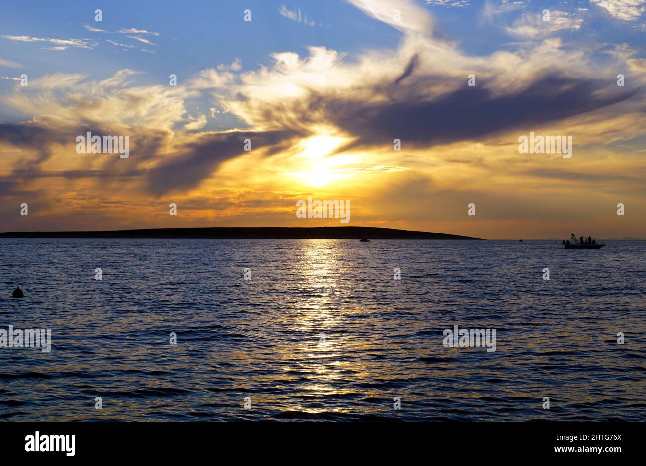 Magnifico cielo drammatico e nuvoloso durante il tramonto dopo la tempesta estiva nel mare avverte dei cambiamenti climatici Foto Stock