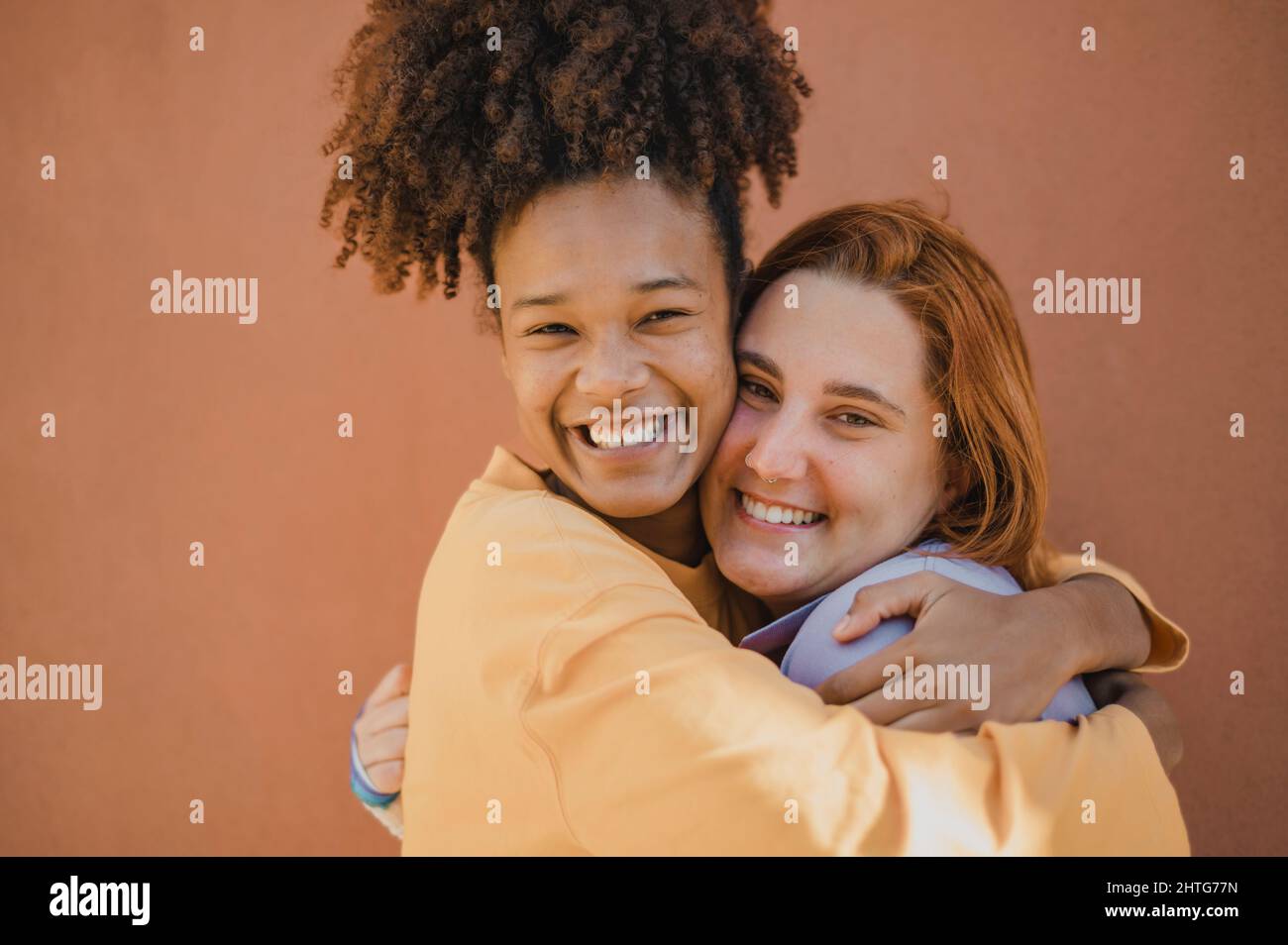 Adolescenti allegri sorridenti e abbraccianti Foto Stock
