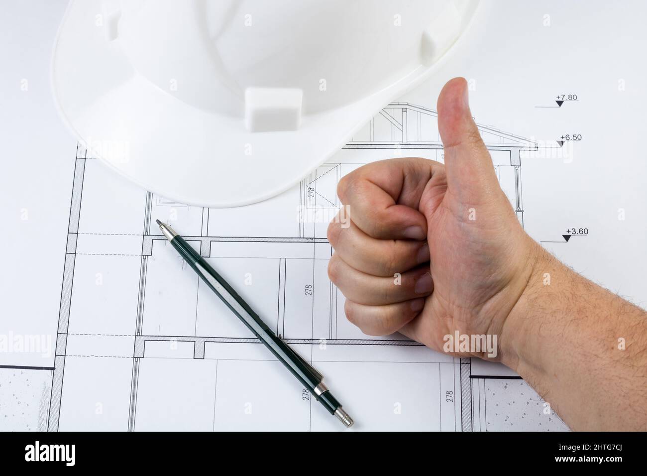 L'uomo piace o approva il piano architettonico con mostrare come gesto con la mano. Phot di architettura o di ingegneria o di affari o di fondo di appaltatore Foto Stock
