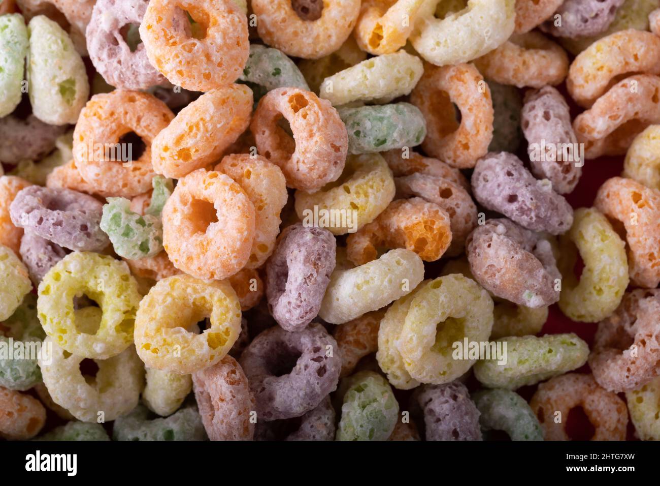 Fotogramma completo di cereali colorati a forma di anello per colazione, spazio copia Foto Stock