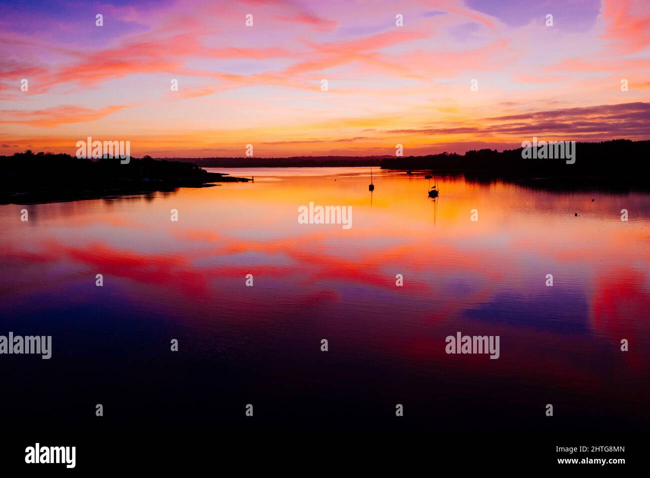 Il cielo del tramonto sul mare calmo e canale in serata a Eastern Cleddau Foto Stock