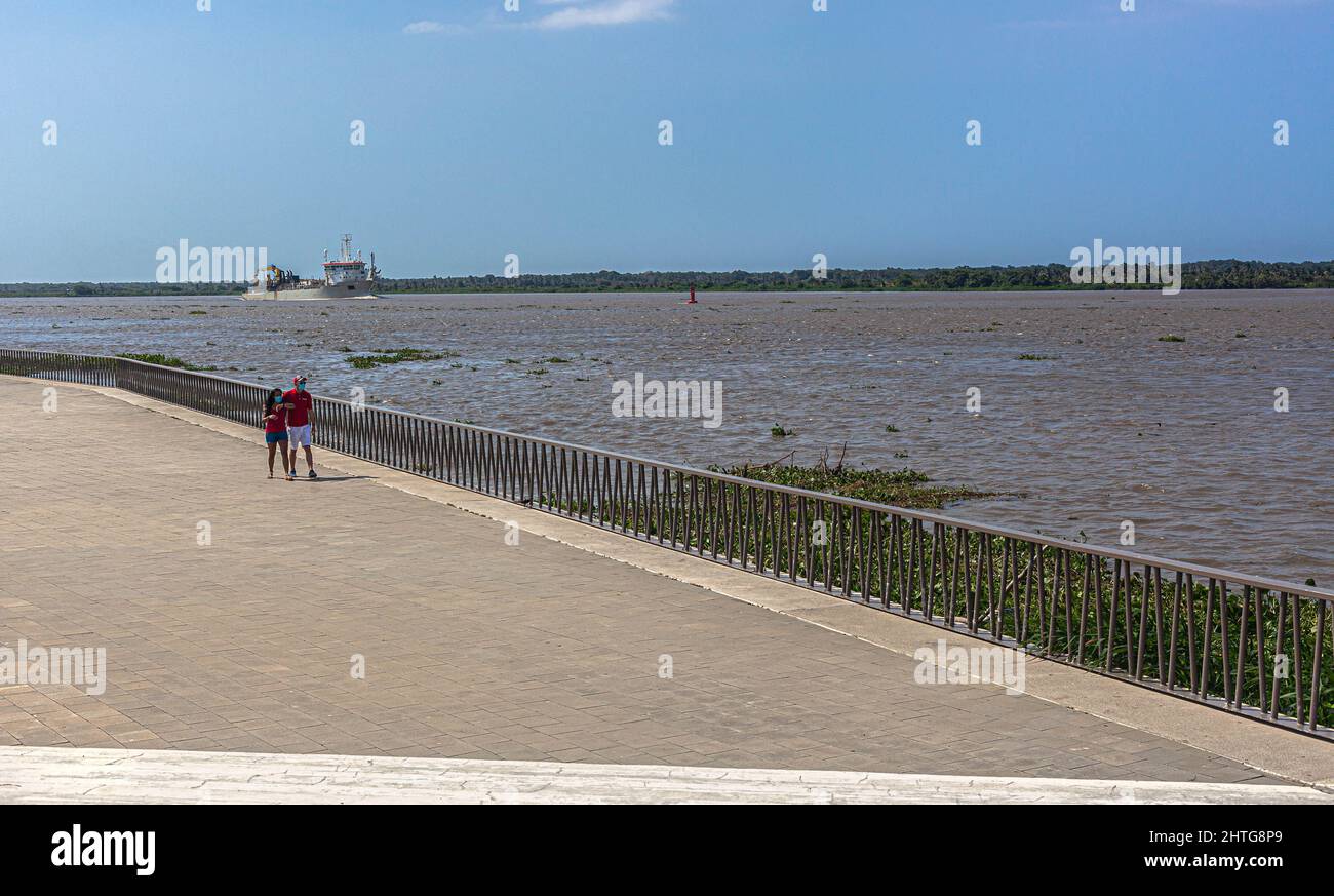 Un paio di passeggiate lungo la Gran Malecón del Río Magdalena, Barranquilla, Colombia. Foto Stock