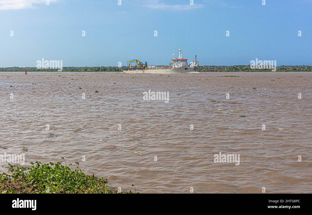 Una nave industriale che naviga lungo il fiume Magdalena, Barranquilla, Colombia. Foto Stock