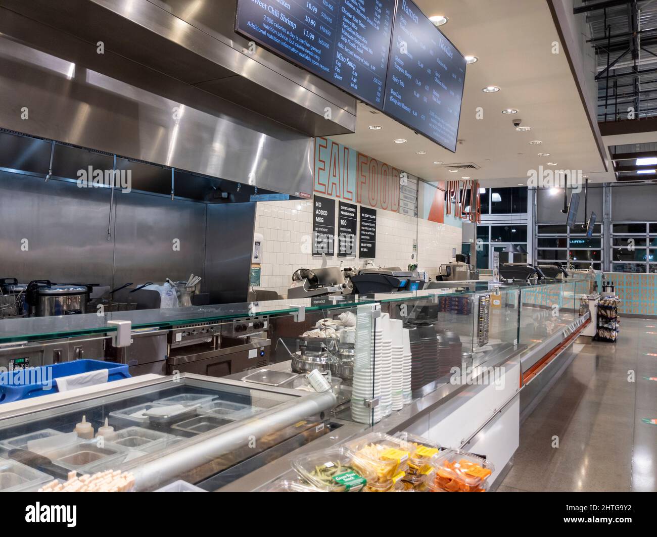 Kirkland, WA USA - circa Febbraio 2022: Vista angolata del reparto alimenti preparati a un mercato di cibi interi alla fine della giornata. Foto Stock Kirkland, WA USA - circa Febbraio 2022: Vista angolata del reparto alimenti preparati a un mercato di cibi interi alla fine della giornata. Foto Stock