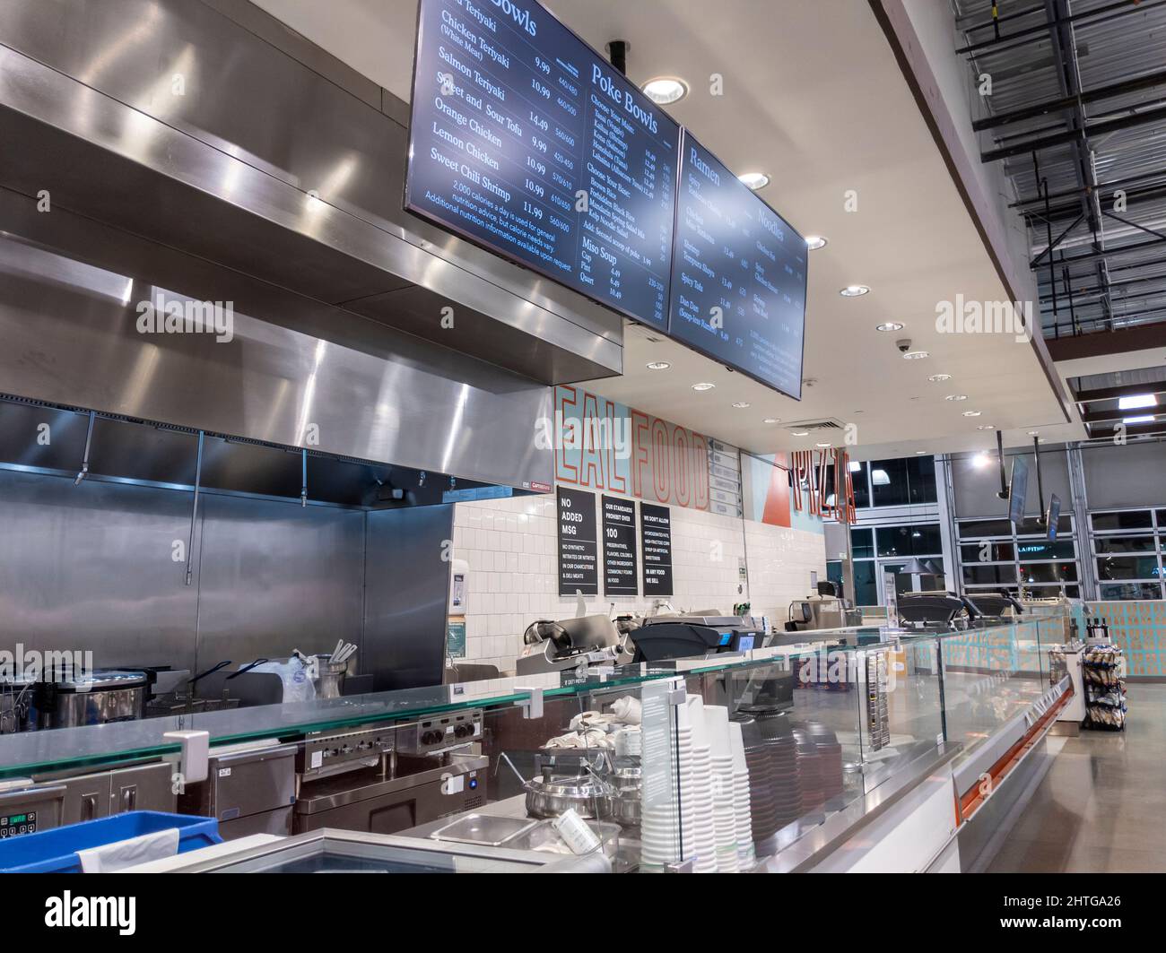Kirkland, WA USA - circa Febbraio 2022: Vista angolata del reparto alimenti preparati a un mercato di cibi interi alla fine della giornata. Foto Stock Kirkland, WA USA - circa Febbraio 2022: Vista angolata del reparto alimenti preparati a un mercato di cibi interi alla fine della giornata. Foto Stock
