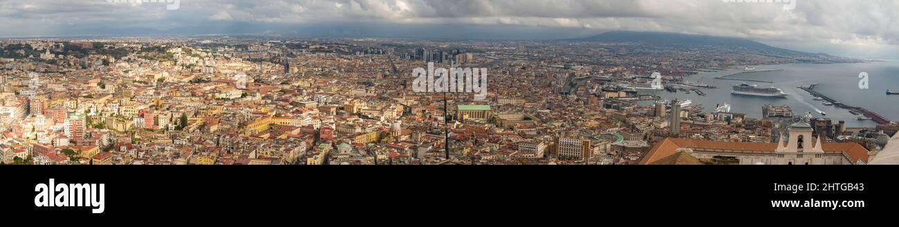 Vista dall'alto dello skyline cittadino durante il giorno che si illumina. Napoli, Italia, dal distretto collinare. Foto Stock