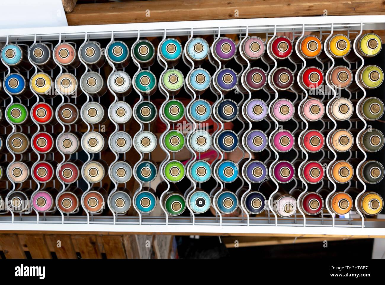 Verniciatura colorata spruzzi in piedi in ordine. Bei colori nella stessa immagine. Graffiti Foto Stock