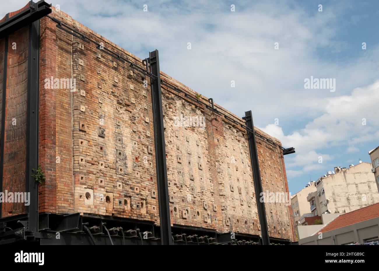 La storica cashouse in fase di restauro e si trasforma in un museo e centro culturale. Magnifico edificio restaurato che si erge fuori. Foto Stock