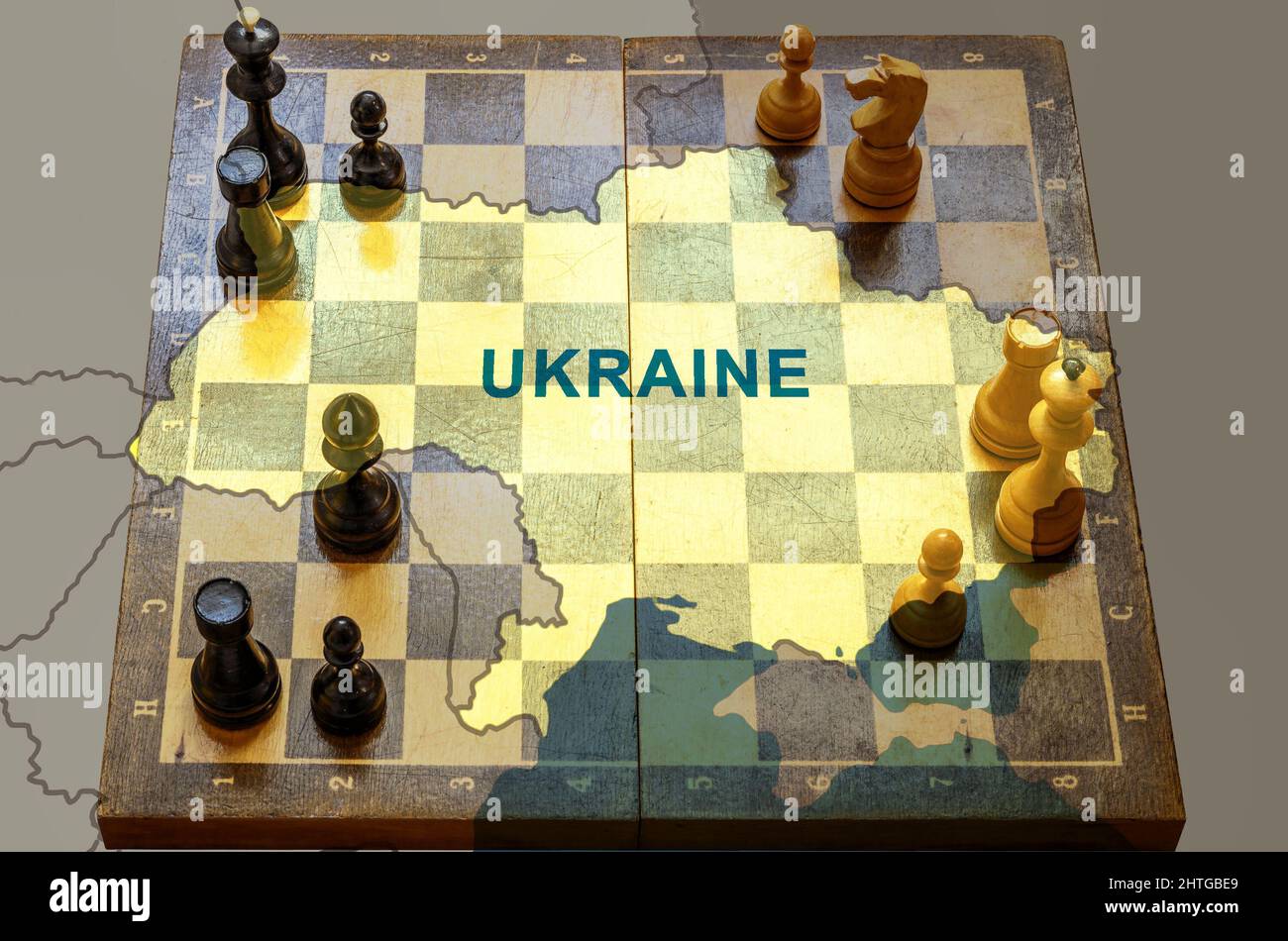 Guerra in Ucraina, scacchi come gioco geopolitico tra Russia, UE e Stati Uniti. Mappa Ucraina sulla scacchiera. Concetto di tensione politica, guerra, crisi, conflitto Foto Stock
