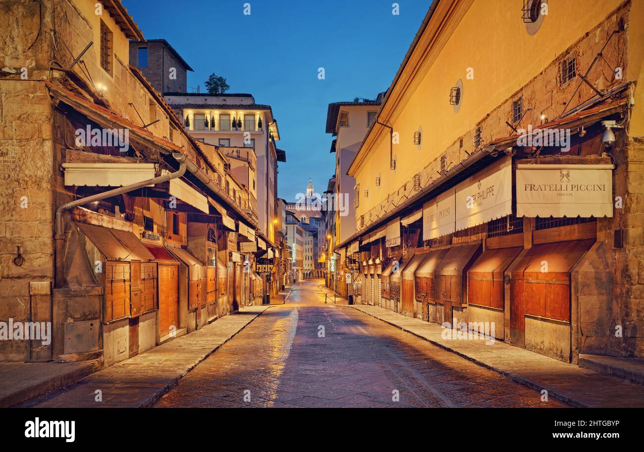 Firenze Ponte Vecchio - il Ponte Vecchio nella vivace Firenze di notte Foto Stock