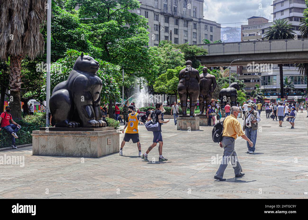 Visitatori e sculture di bronzo al Parque Botero, Medellín, Colombia. Foto Stock