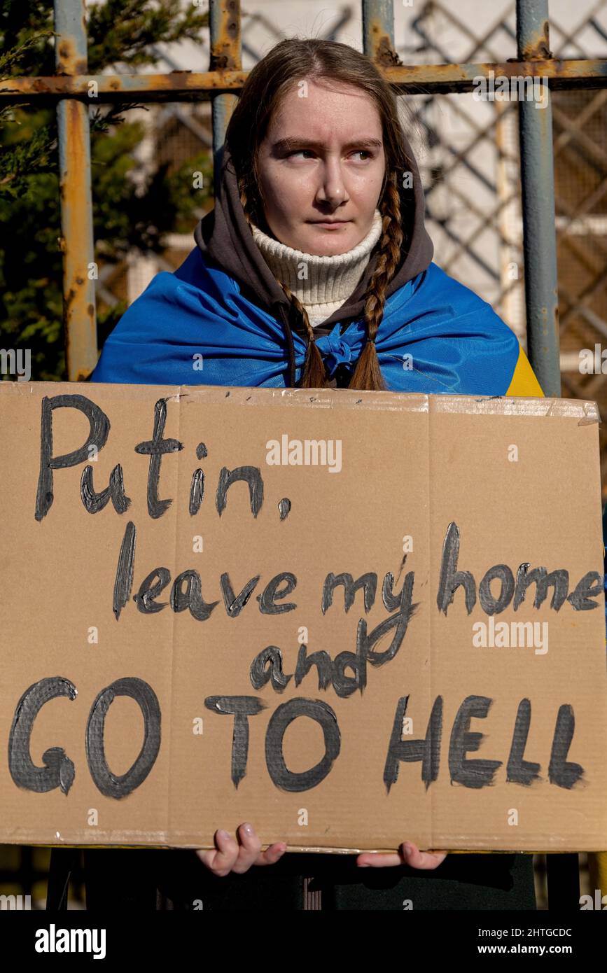 Varsavia, 27 febbraio 2022: Protesta contro la guerra in Ucraina e l'invasione della Russia. Donna con bandiera Putin andare all'inferno a dimostrazione Stand con Ukr Foto Stock