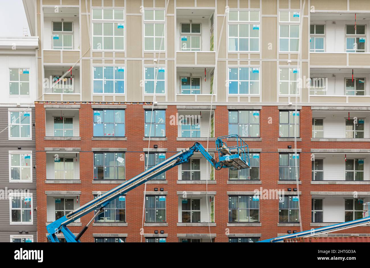 Edilizia e gru in costruzione. Edificio di appartamenti nuovo di zecca. Nessuno, foto di strada, spazio di copia per il testo-Febbraio 20,2022-Vancouver BC, Foto Stock