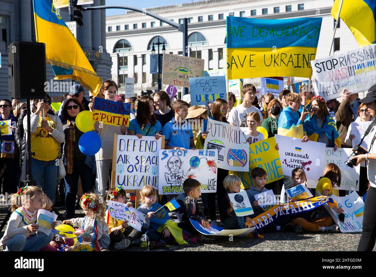 San Francisco, CA, USA - 27 febbraio 2022: La gente è venuta a sostenere l'Ucraina contro la guerra iniziata dal presidente russo Putin. Foto Stock