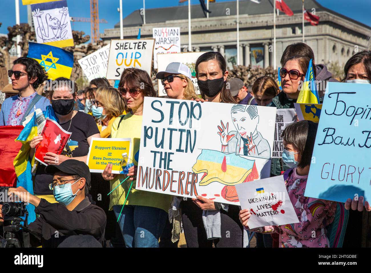 San Francisco, CA, USA - 27 febbraio 2022: La gente è venuta a sostenere l'Ucraina contro la guerra iniziata dal presidente russo Putin. Foto Stock