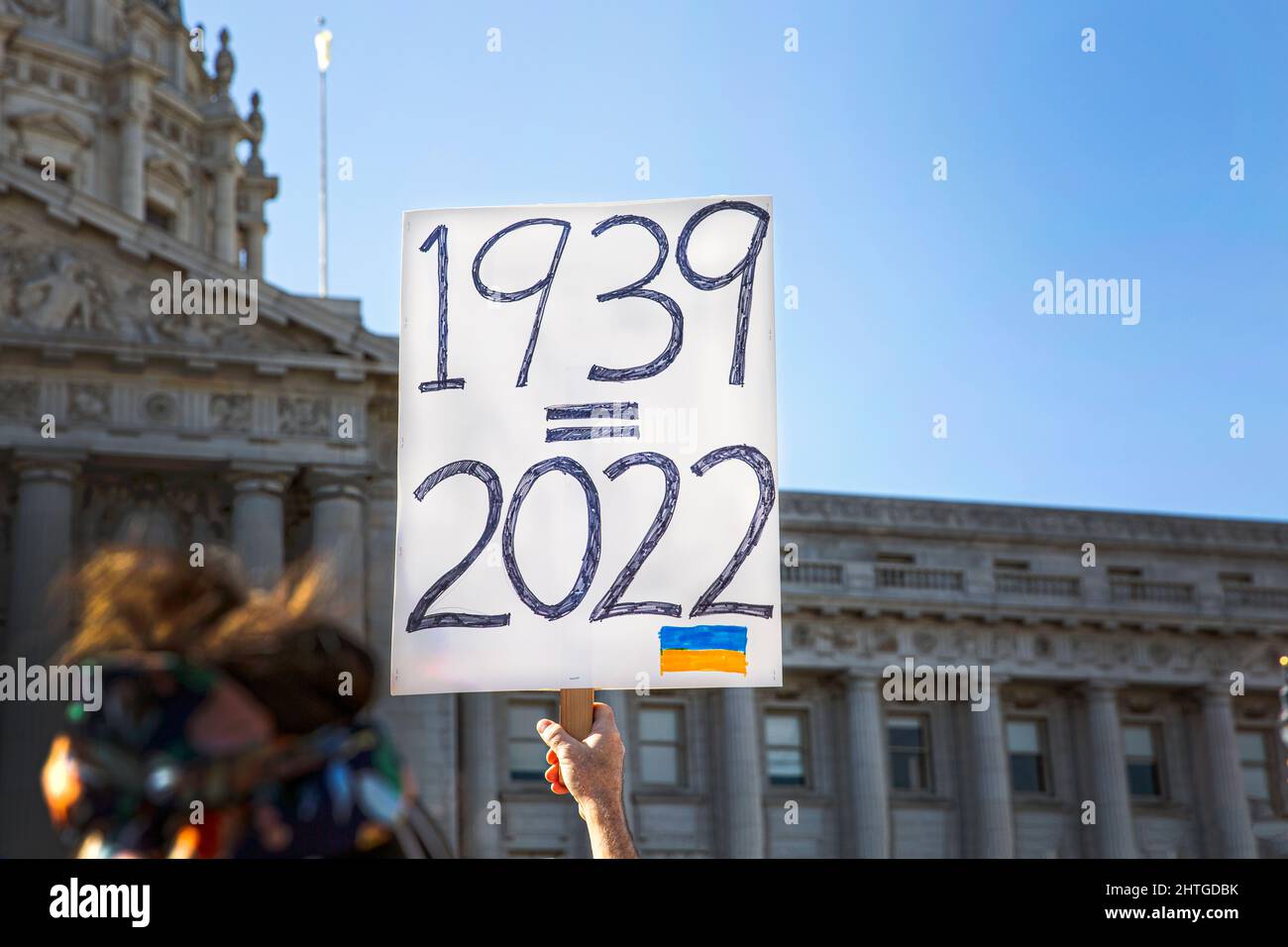 San Francisco, CA, USA - 27 febbraio 2022: La gente è venuta a sostenere l'Ucraina contro la guerra iniziata dal presidente russo Putin. Foto Stock