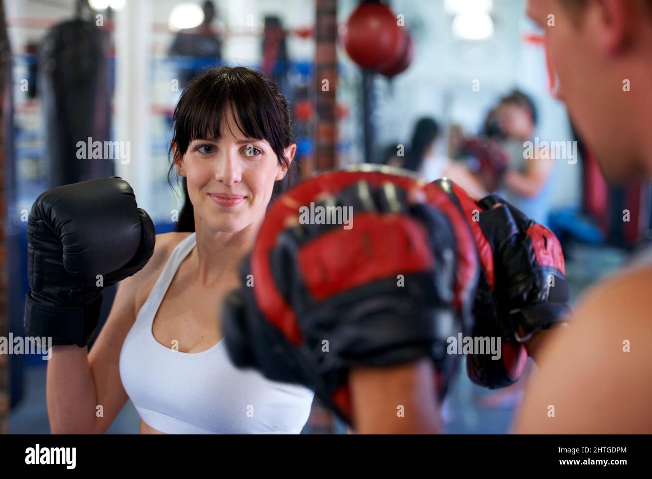 Ogni giorno migliora. Una boxer femminile che spara con il suo partner di pratica. Foto Stock