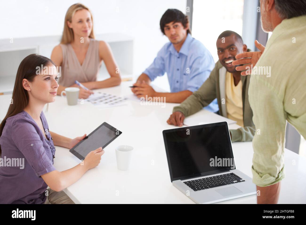 Il brainstorming creativo ottiene il prodotto migliore. Un team di colleghi di un'agenzia creativa che si occupa di brainstorming per un nuovo progetto nella sala riunioni. Foto Stock