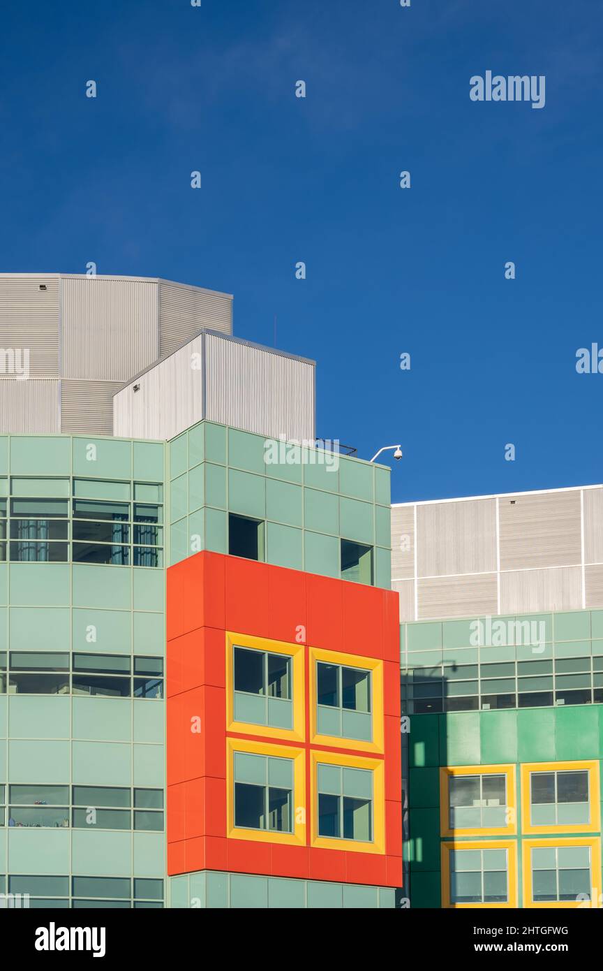 Calgary, Alberta - 27 febbraio 2022: Viste esterne del colorato ospedale pediatrico Alberta a Calgary. Foto Stock