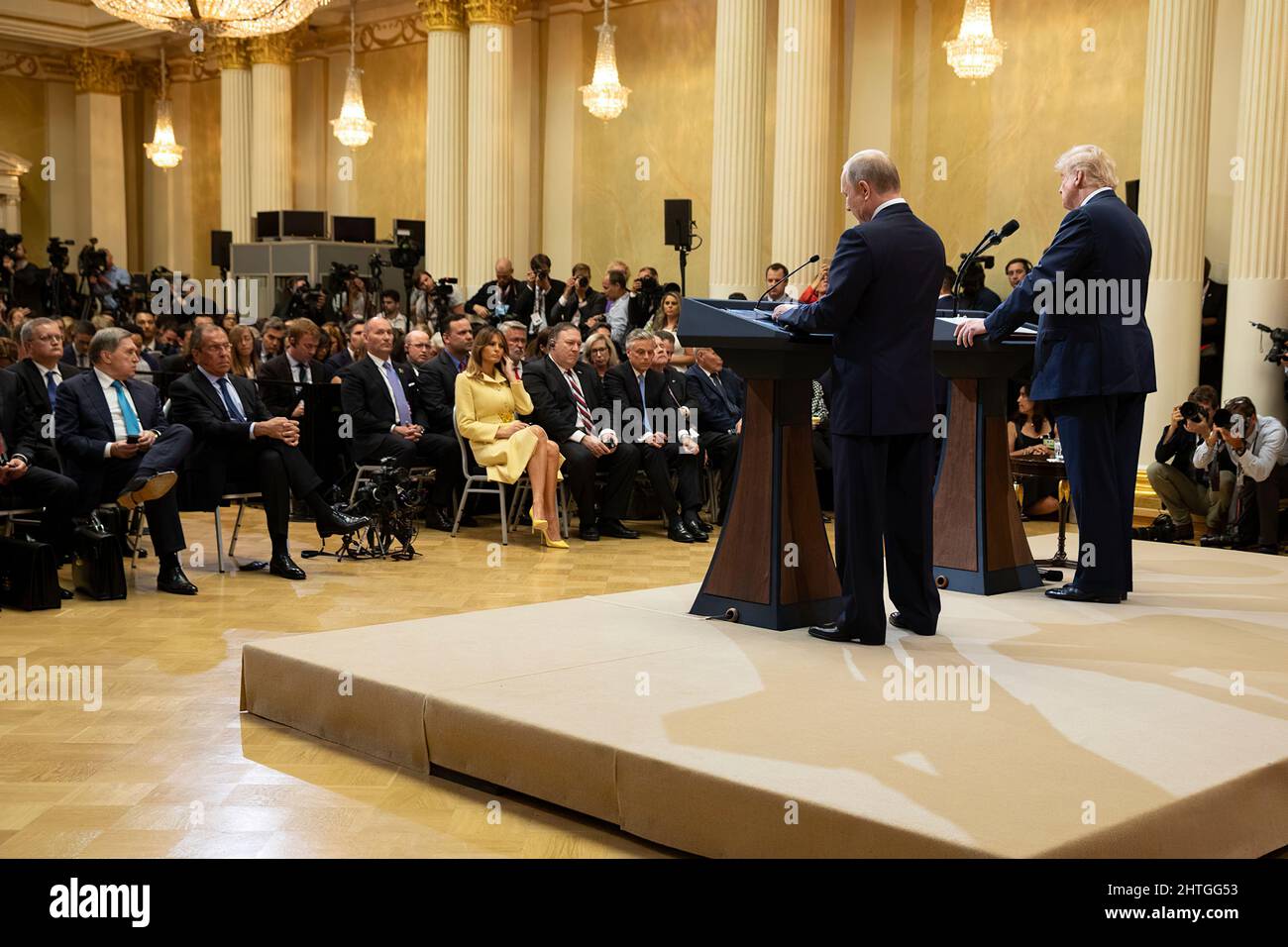 Il presidente Donald J. Trump partecipa a un incontro bilaterale con il presidente della Federazione russa Vladimir Putin durante il vertice del Giappone del G20 venerdì 28 giugno 2019, a Osaka, Giappone. Foto Stock