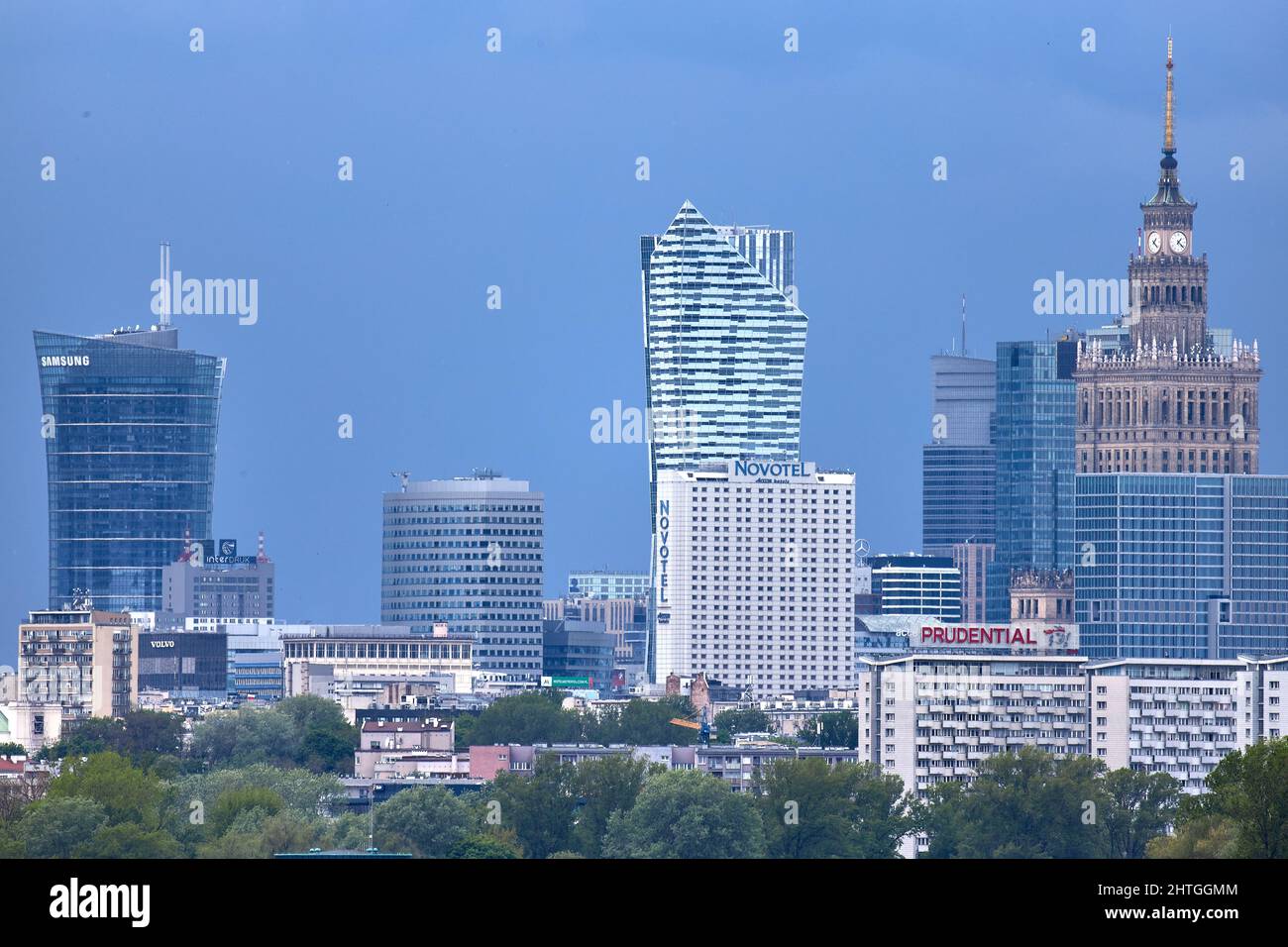 Panorama dei grattacieli di Varsavia presi da lunghe distanze in una chiara giornata primaverile Foto Stock