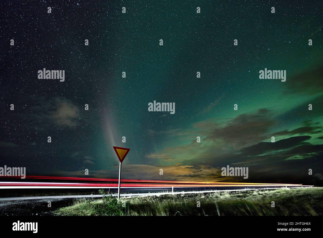 Aurora boreale sulla strada, circonvallazione islandese Foto Stock