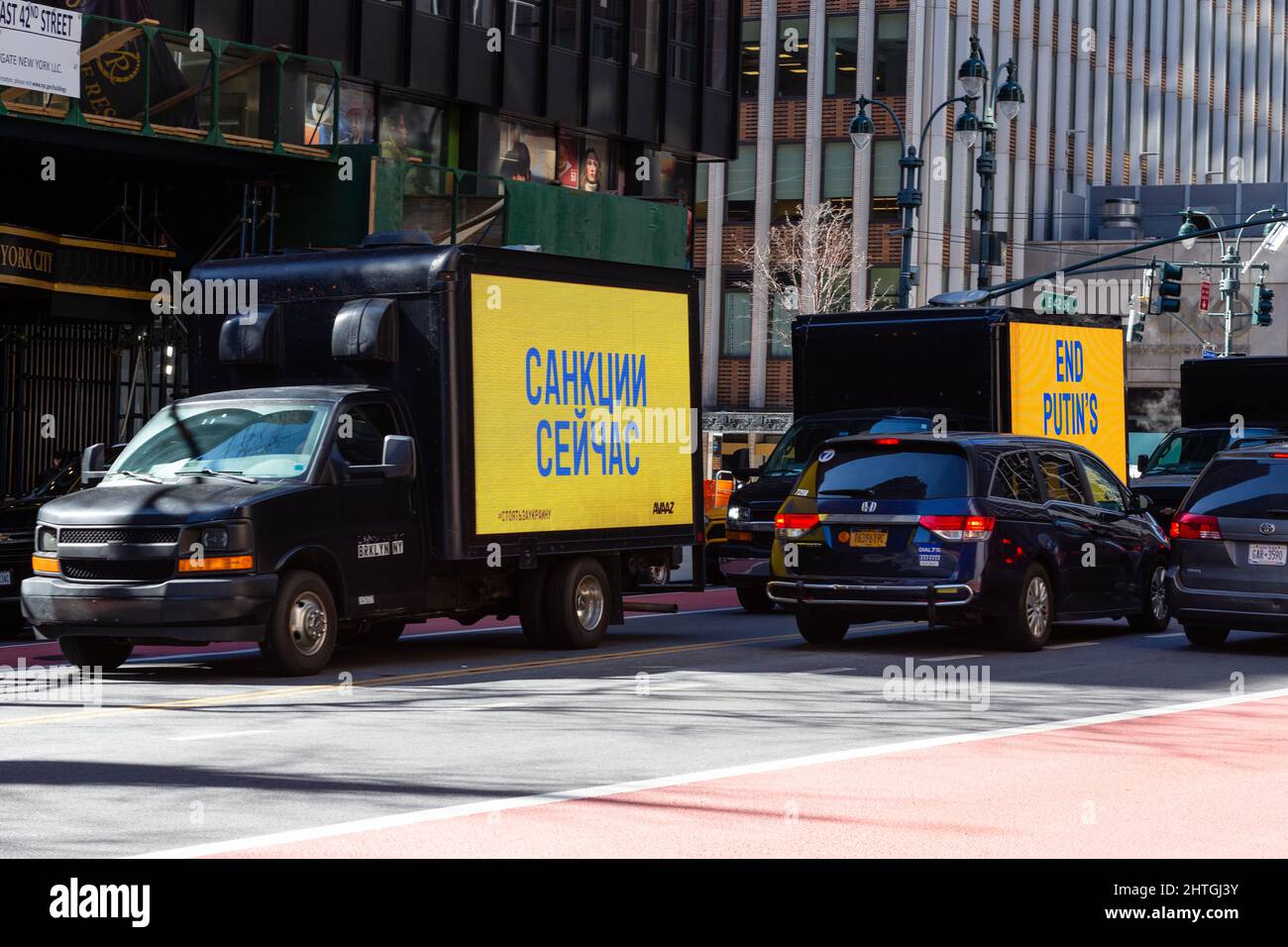 New York, NY, USA. 28th Feb 2022. I camion illuminati con cartello che  portano anti-guerra alternando testo russo e inglese guidano intorno al  blocco per passare di fronte ai manifestanti di fronte