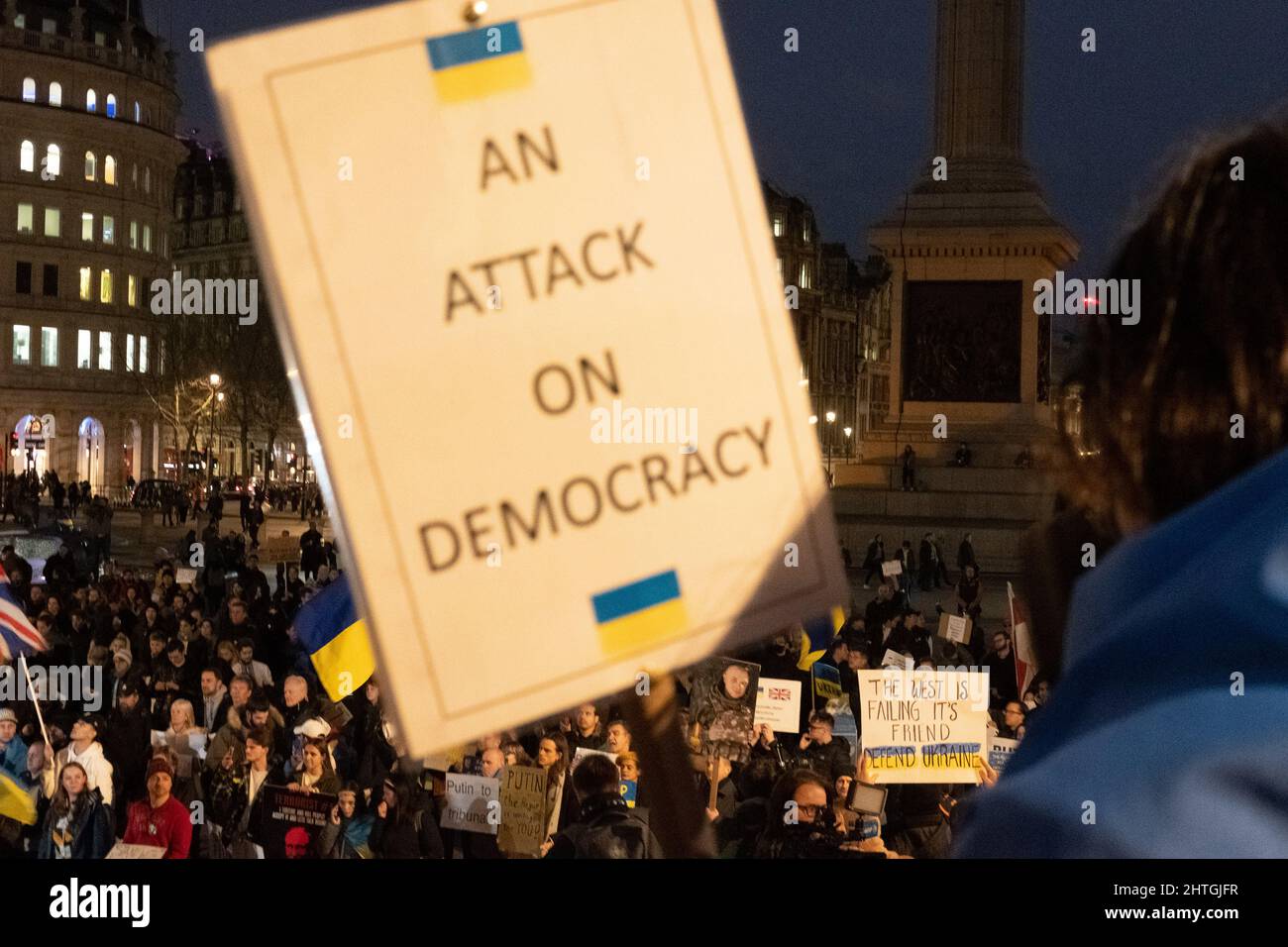 Londra, Regno Unito. 28th febbraio 2022. Ucraini e sostenitori protestano a Trafalgar Square mentre le forze russe attaccano e occupano regioni dell'Ucraina. I manifestanti chiedono che la guerra si arresti e Boris Johnson emette sanzioni contro la Russia, alcuni paragonano Putin a Hitler. Credito: Joao Daniel Pereira Foto Stock