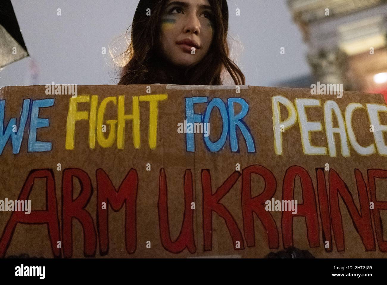 Londra, Regno Unito. 28th febbraio 2022. Ucraini e sostenitori protestano a Trafalgar Square mentre le forze russe attaccano e occupano regioni dell'Ucraina. I manifestanti chiedono che la guerra si arresti e Boris Johnson emette sanzioni contro la Russia, alcuni paragonano Putin a Hitler. Credito: Joao Daniel Pereira Foto Stock