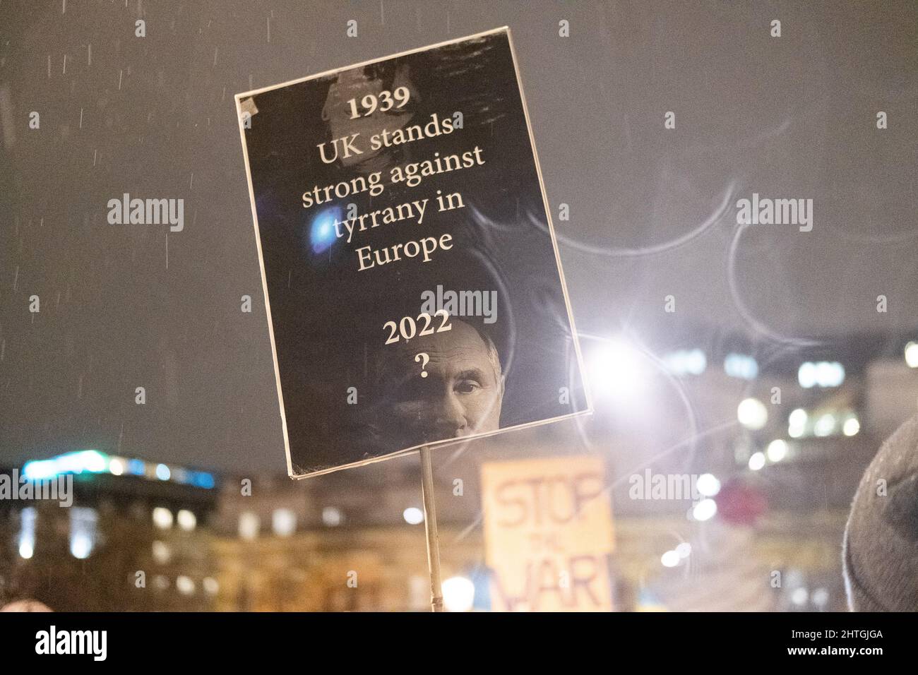 Londra, Regno Unito. 28th febbraio 2022. Ucraini e sostenitori protestano a Trafalgar Square mentre le forze russe attaccano e occupano regioni dell'Ucraina. I manifestanti chiedono che la guerra si arresti e Boris Johnson emette sanzioni contro la Russia, alcuni paragonano Putin a Hitler. Credito: Joao Daniel Pereira Foto Stock
