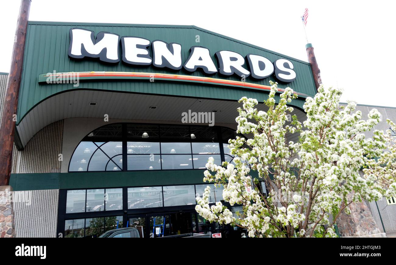 Menards Store vendere materiali di costruzione e riparazione per la casa con un albero di frutta in fiore bello nel patio d'ingresso. St Paul Minnesota, Stati Uniti Foto Stock