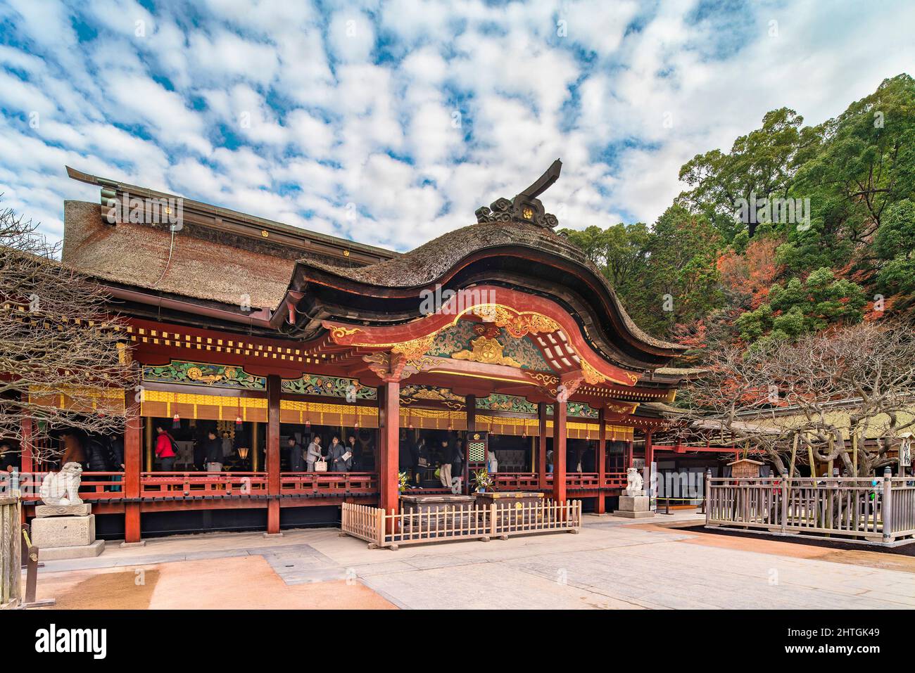 kyushu, fukuoka - dicembre 07 2019: Sala principale dello Shintoist chiamata honden nel santuario giapponese di Dazaifu di Saifu adorned con un tetto curvo di paglia chiamato Foto Stock