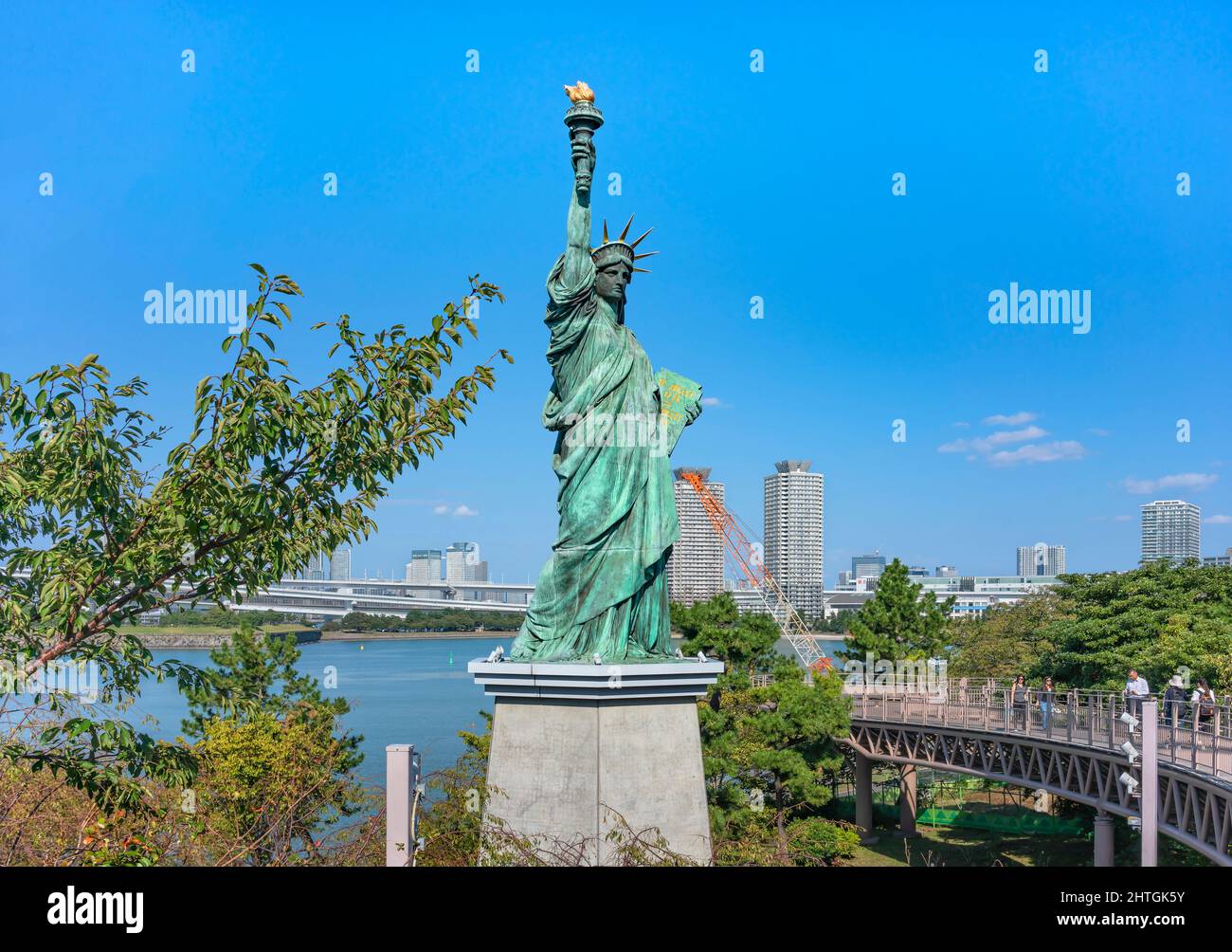 tokyo, giappone - ottobre 28 2021: Replica della Statua della libertà di Bartholdi e Eiffel eretta nel 2000 dopo le commemorazioni dell' anno francese Foto Stock